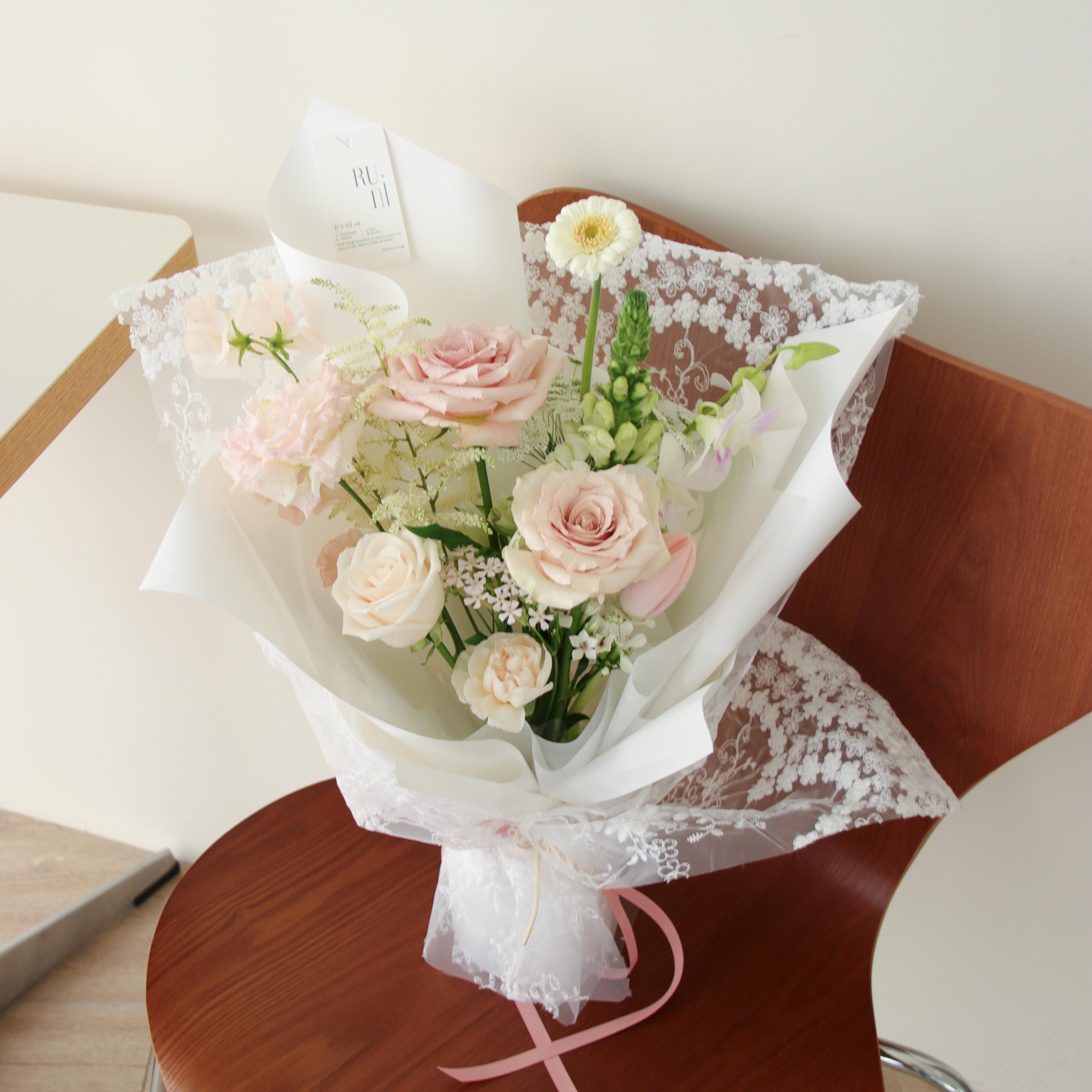 雲朵莊園-進口白粉玫瑰綜合鮮花花束（蕾絲特殊包裝款‼️）