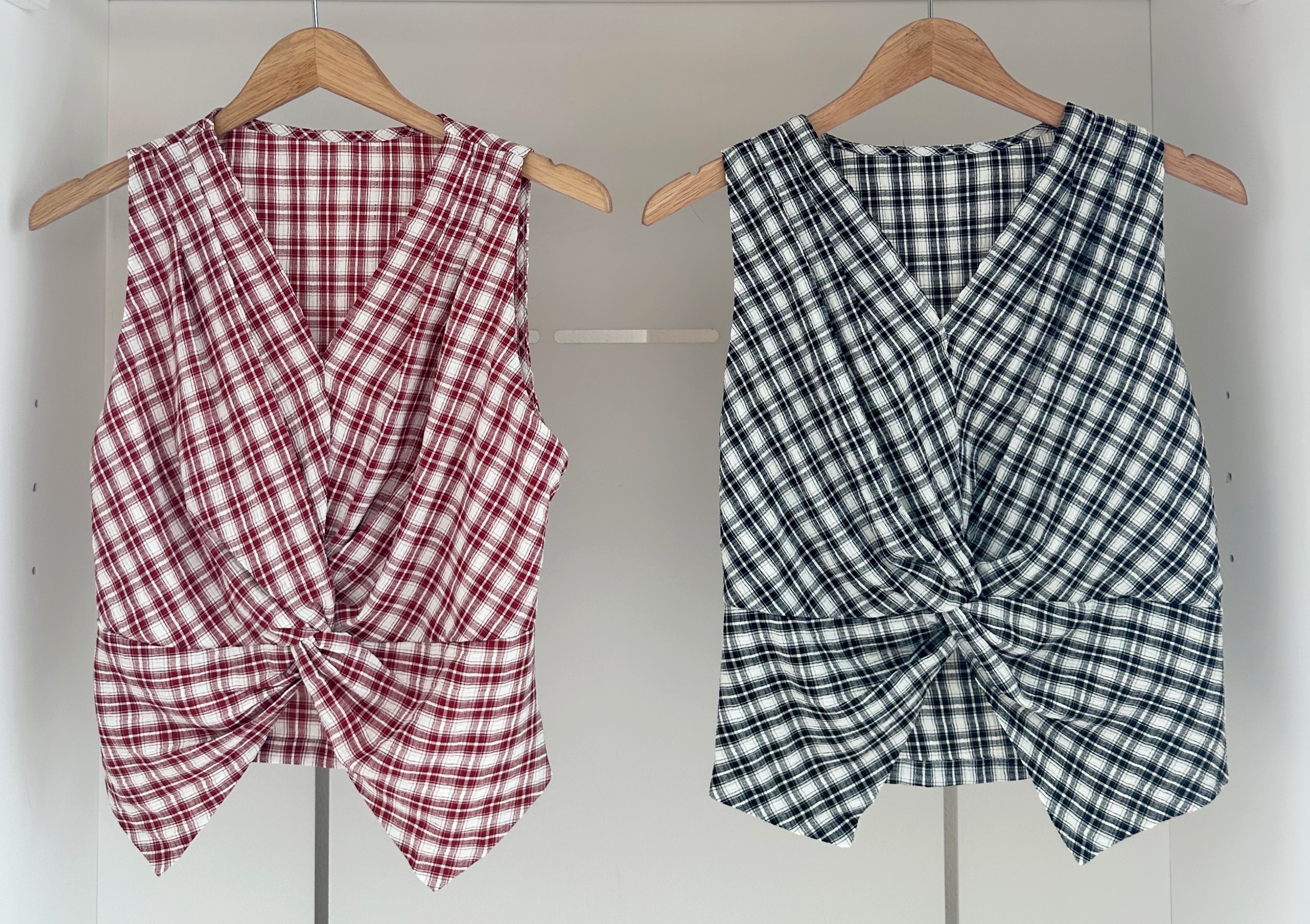 SLEEVELESS CHECKED V NECK BLOUSE