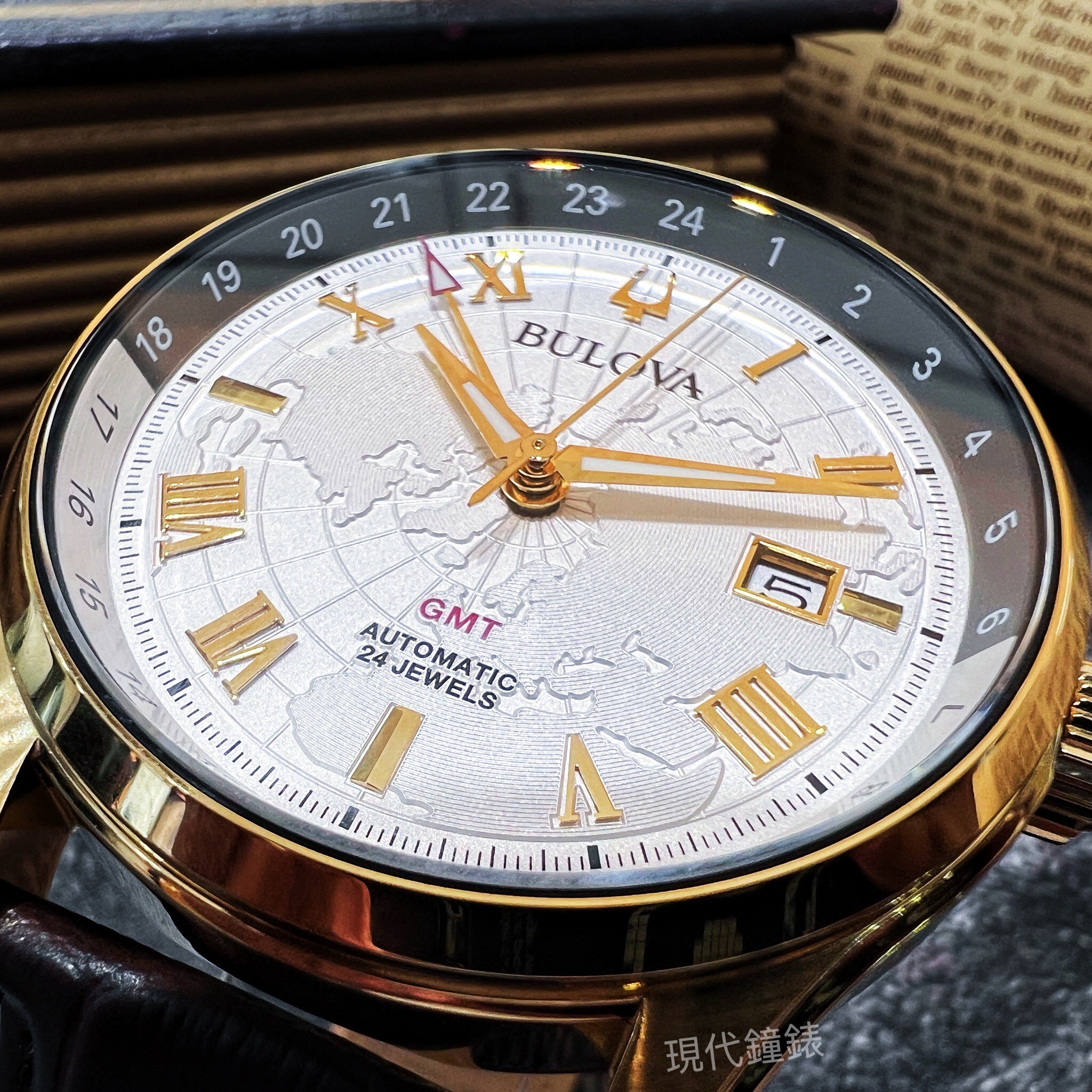 【BULOVA 寶路華】經典地圖GMT機械男錶97B210 43mm 現代鐘錶