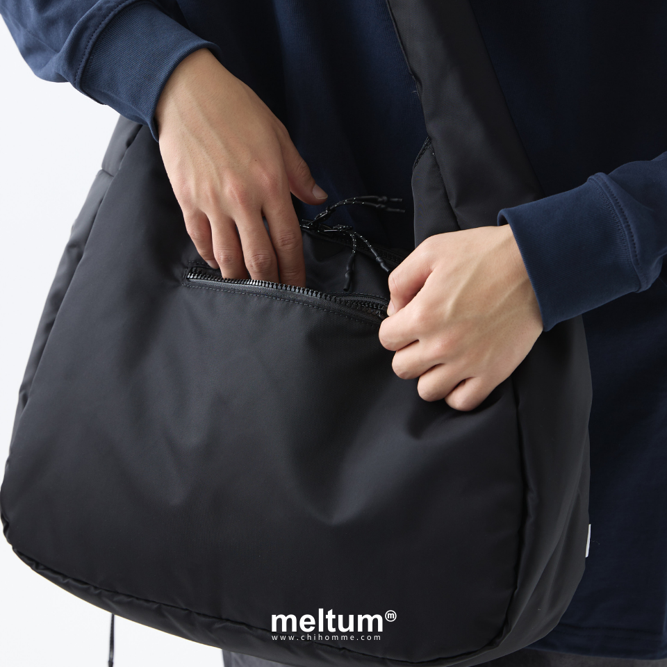 SOFT SHELL MESSENGER BAG 防潑水信使包