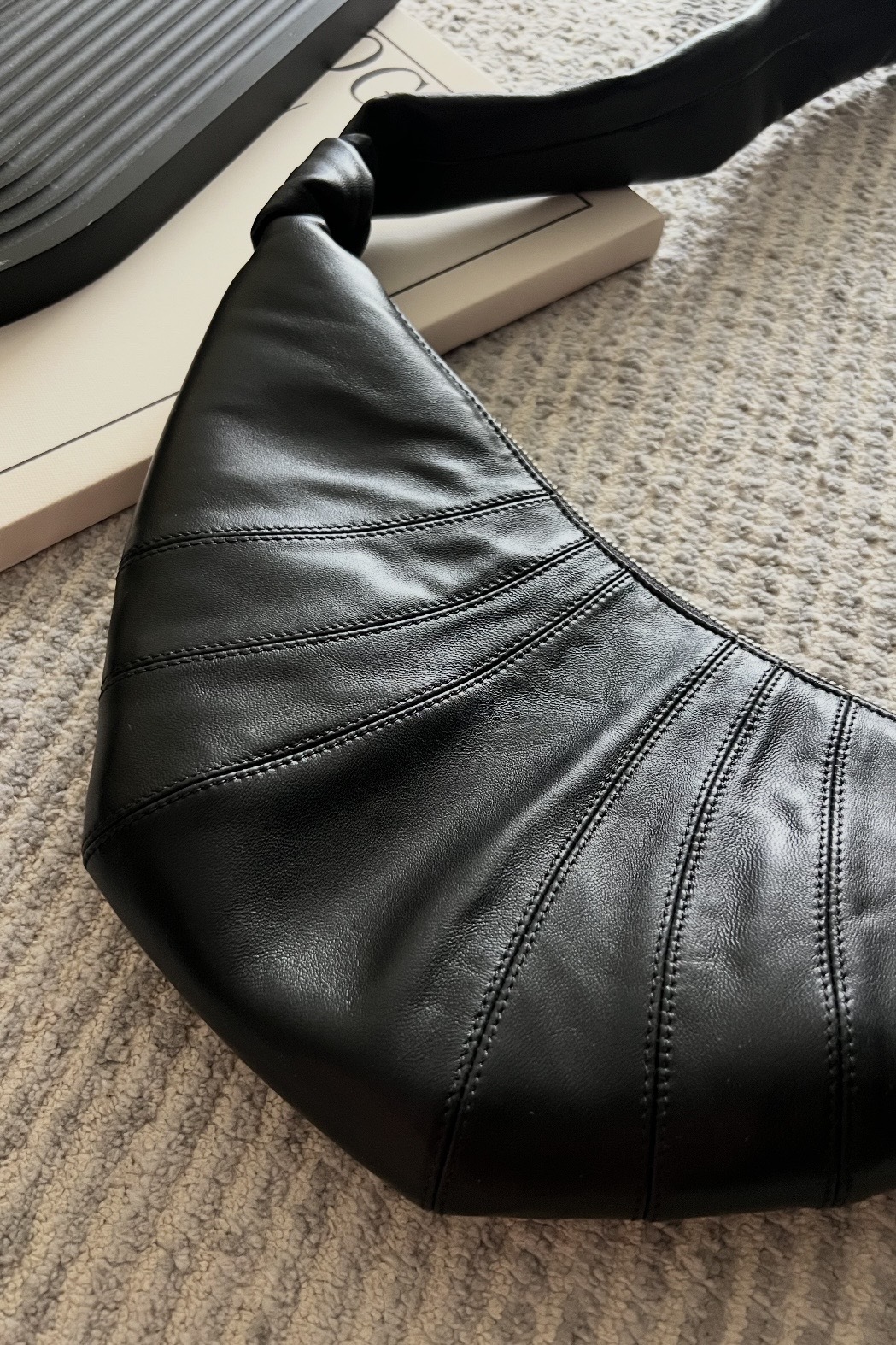 Lemaire Croissant 中號黑色牛角包