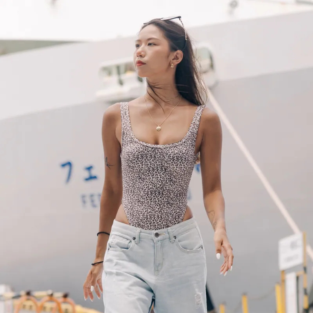 ▲Muiiswim Uoo U領無墊高衩丁字連身泳裝