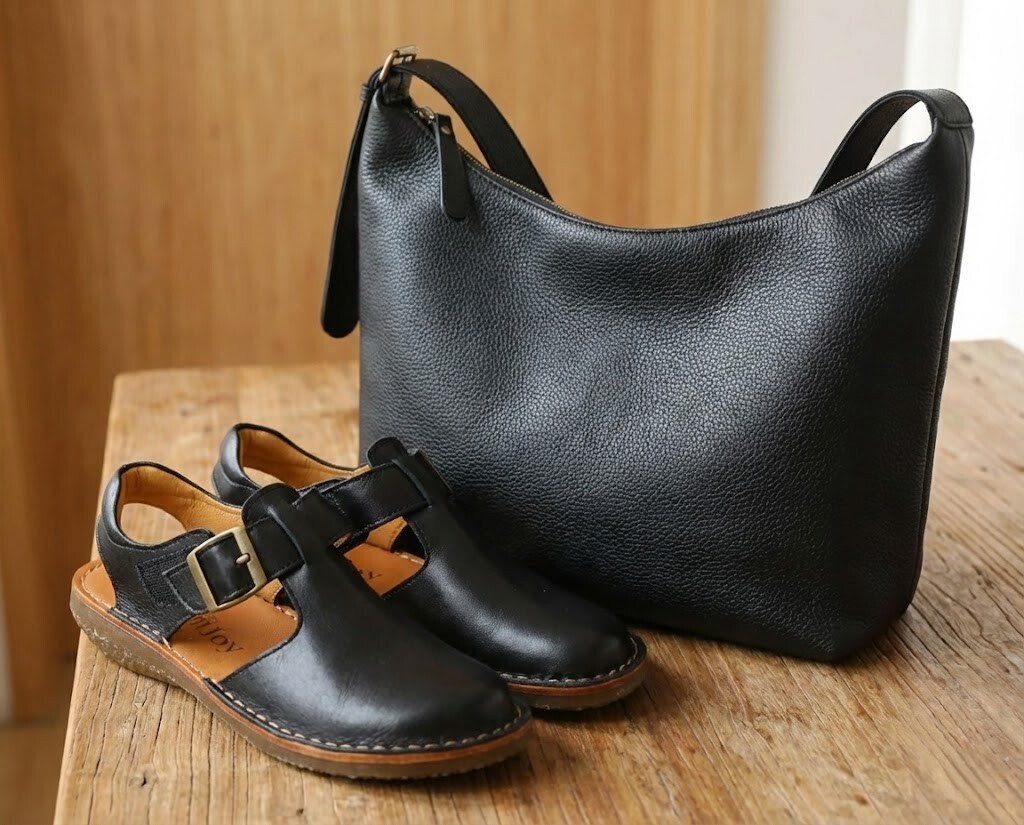 Sanly Joy 油蠟皮瑪莉珍鞋與真皮包款質感特寫，展示頭層牛皮的油亮光澤與細膩紋理，強調職場穿搭中材質呼應的重要性，提升整體造型的高級感。