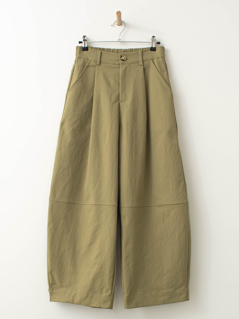 素面打褶剪接蘿蔔繭型褲