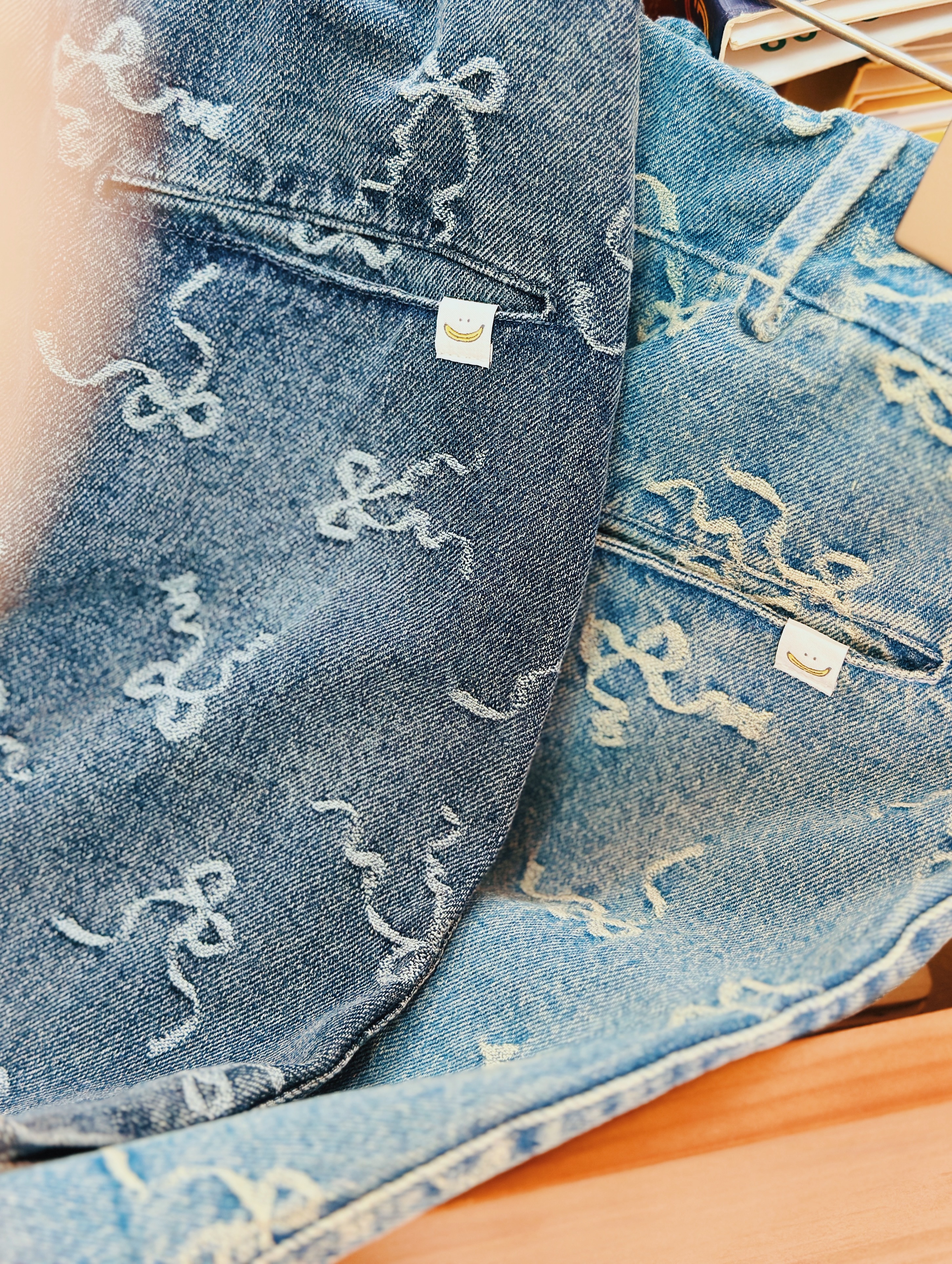 兩色 / 洗水蝴蝶結小開叉短裙 / Bow-Patterned Washed Denim Mini Skirt