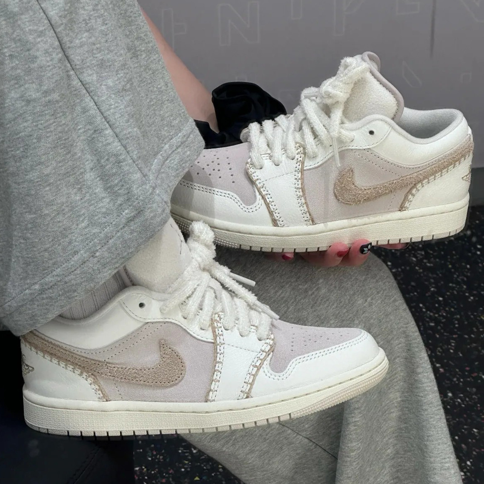 NIKE Air Jordan 1 Low SE 椰奶 米白奶茶 杏仁烤奶 櫻花粉 麂皮 毛絨 車縫 HV4268-120