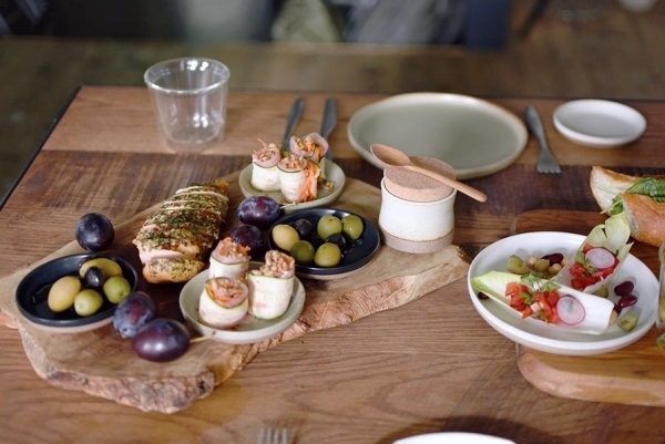 日本 KINTO-陶瓷香料儲藏罐，瓶身凹槽式的設計，拿取方便