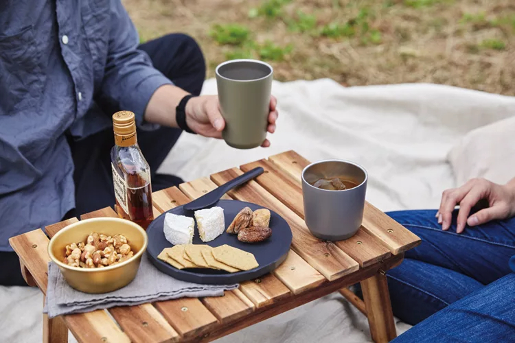 KINTO-TO GO TUMBLER 保溫隨行杯，工作中或放鬆閱讀時，隨時都可享用飲品。