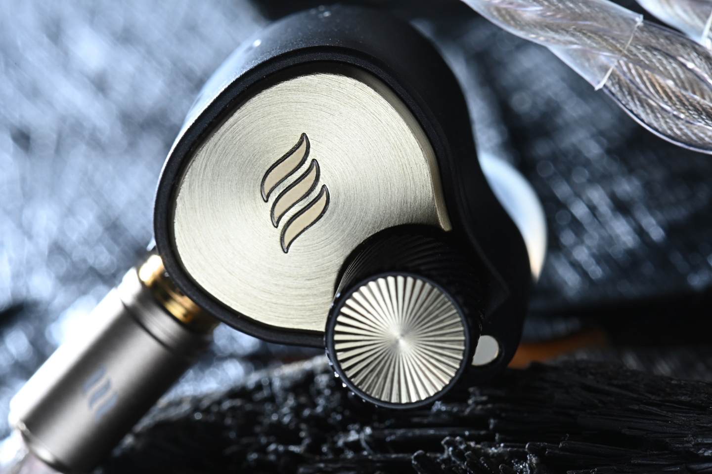 左邊耳機表面印有 Effect Audio 品牌標誌。