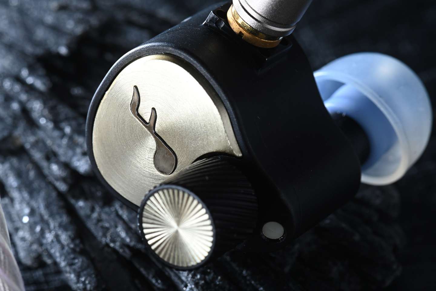 右邊則是印有 FATFreq 標誌。