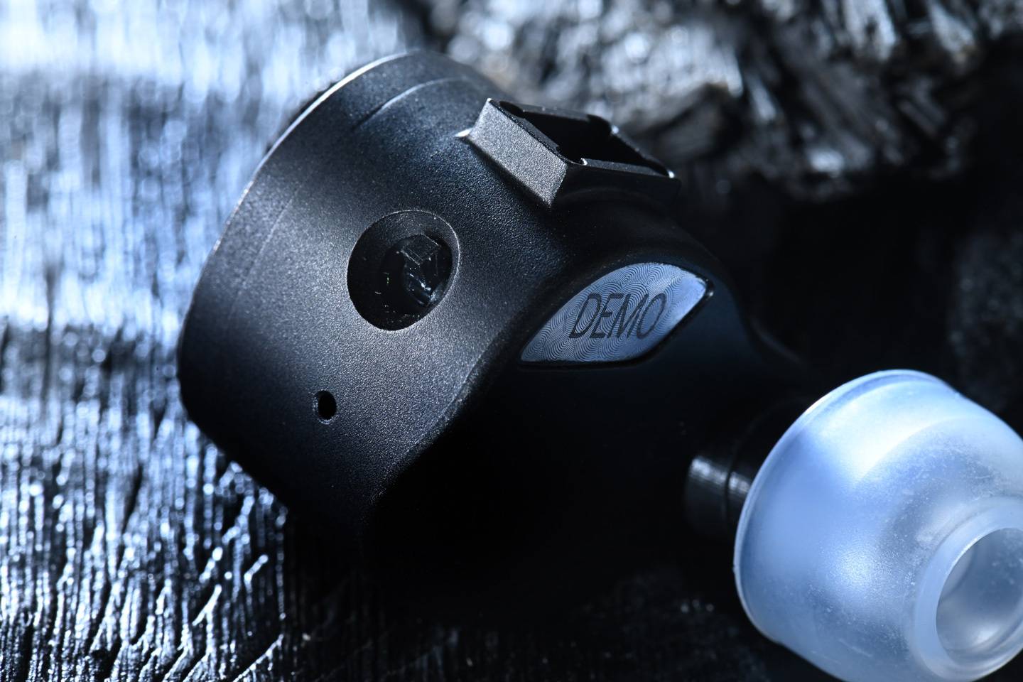 內建 Vox Boost 開關，專注提升人聲清晰度。