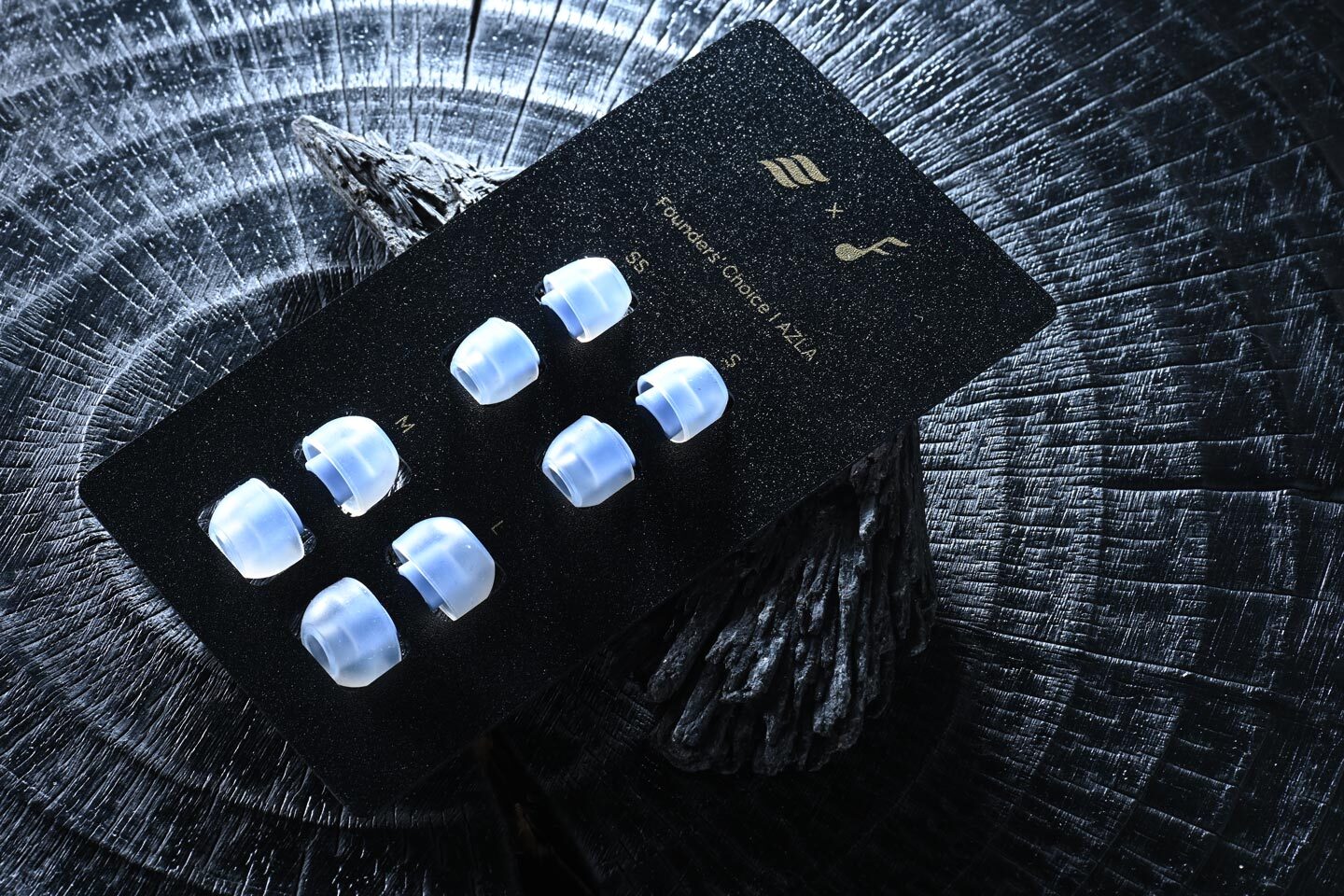 選用 AZLA 耳膠，提升佩戴舒適度與貼合度，帶來更佳聆聽體驗。