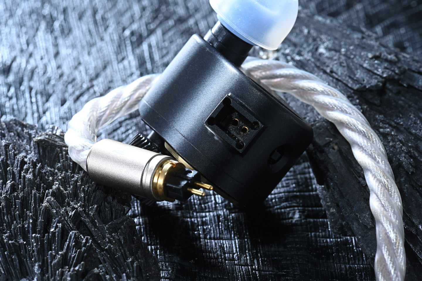 採用 2pin CM 可換線介面。