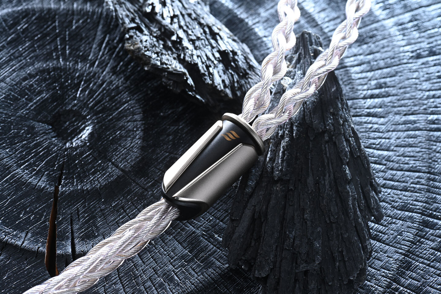 配備 Effect Audio 精心設計的 ASCENDIUM 旗艦線材。