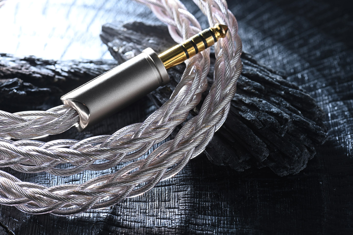 配置 Pentaconn OFC 4.4mm 平衡插頭。