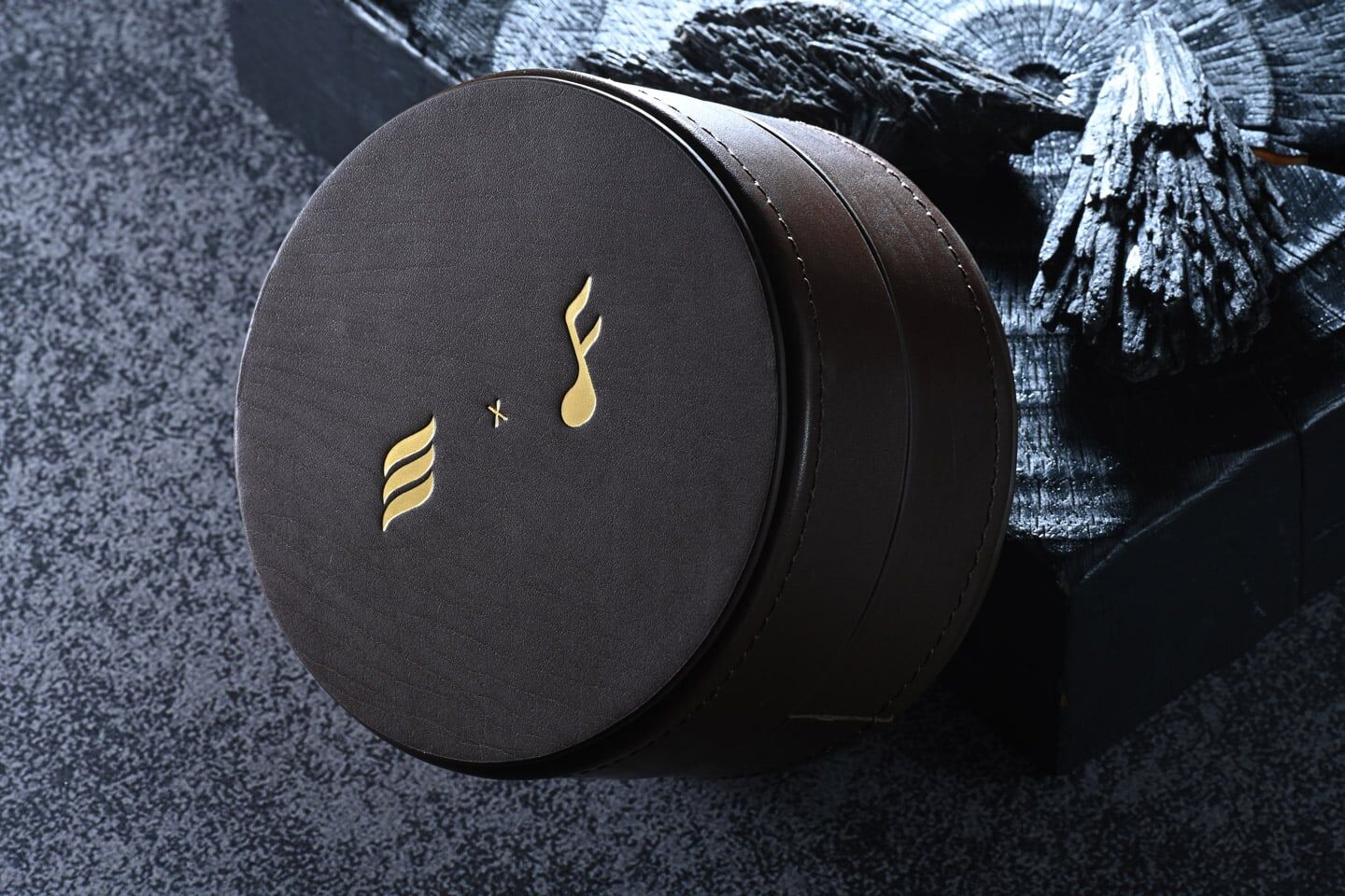 提供一個皮革便攜盒。