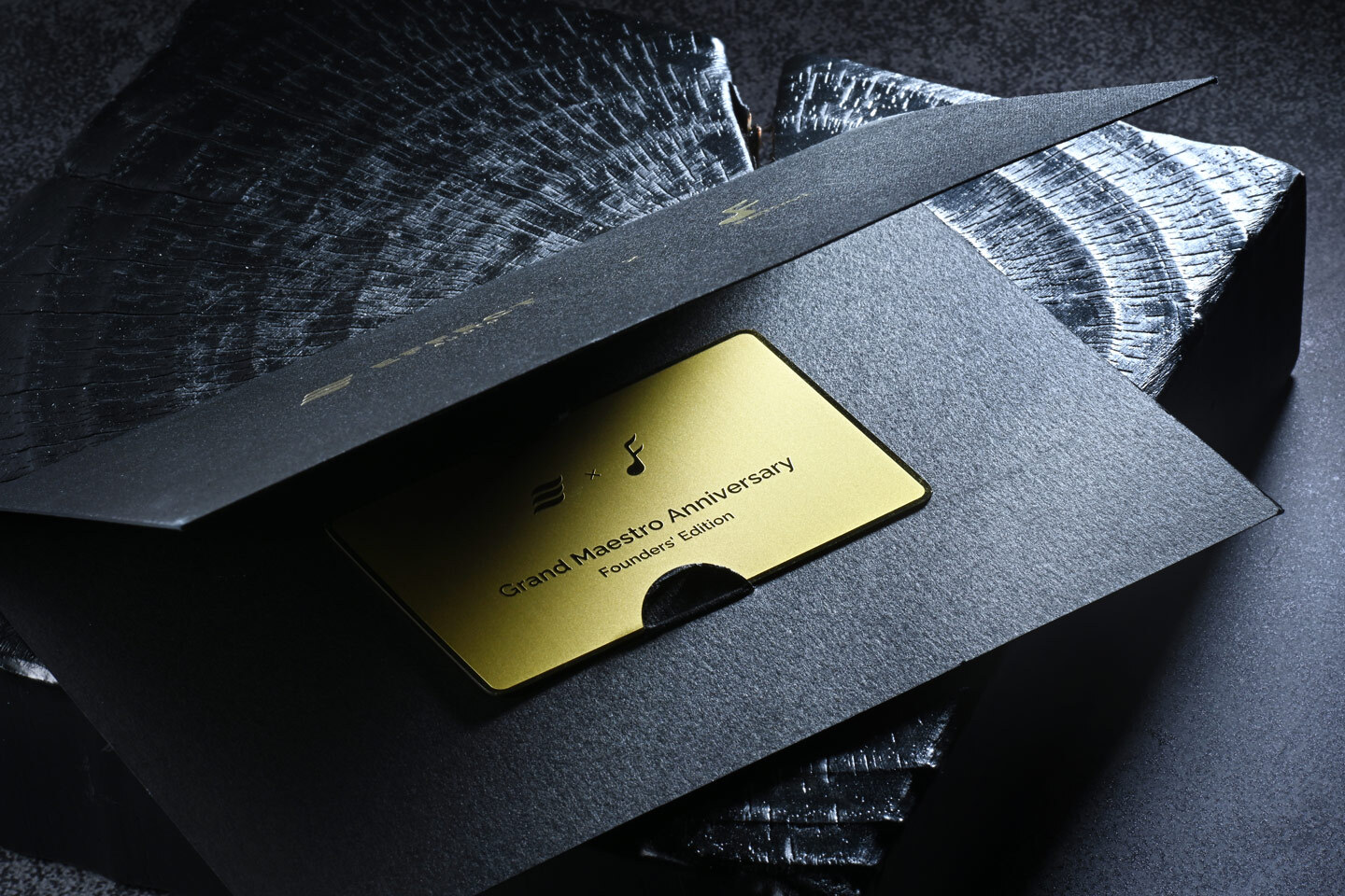 附設金屬保養卡。