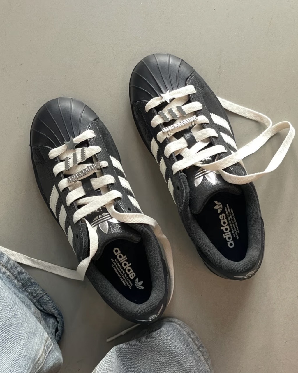 ADIDAS SUPERSTAR 2.0 貝殼頭 愛迪達 三葉草 曜石黑 黑奶油 奶油白 星星 五角星 裝飾 Y2K 裂紋 女鞋 IH1628 / 預購