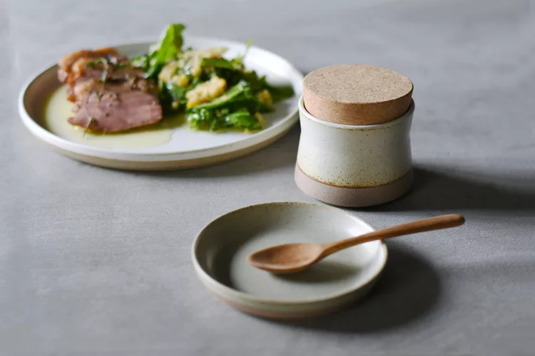 KINTO-CERAMIC LAB 淺盤,質樸色彩,也更能襯托料理色澤與美味。