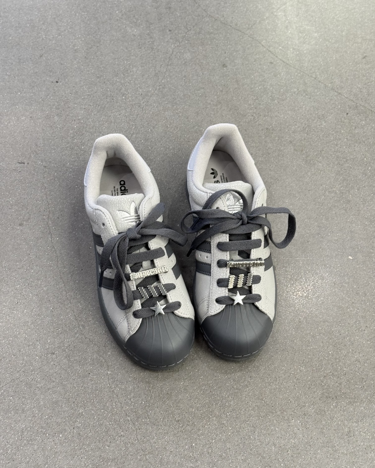 ADIDAS SUPERSTAR 2.0 貝殼頭 愛迪達 三葉草 芝麻灰 灰黑 星星 五角星 裝飾 Y2K 裂紋 女鞋 IH1629 / 預購