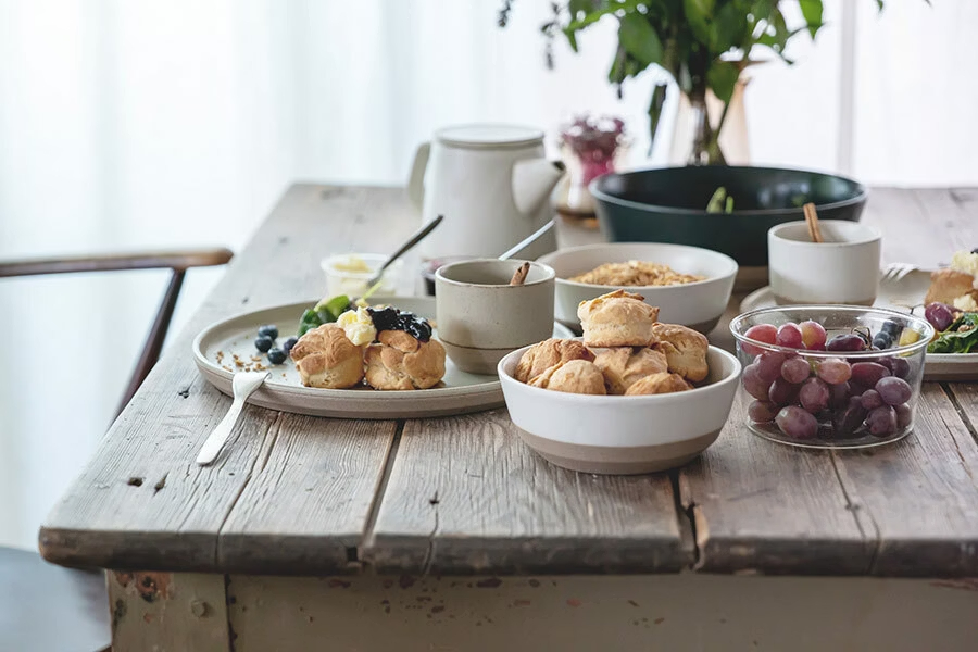 KINTO-CERAMIC LAB 茶杯，土壤質地和釉面色彩擺放在居家空間也不自覺增添了溫暖。