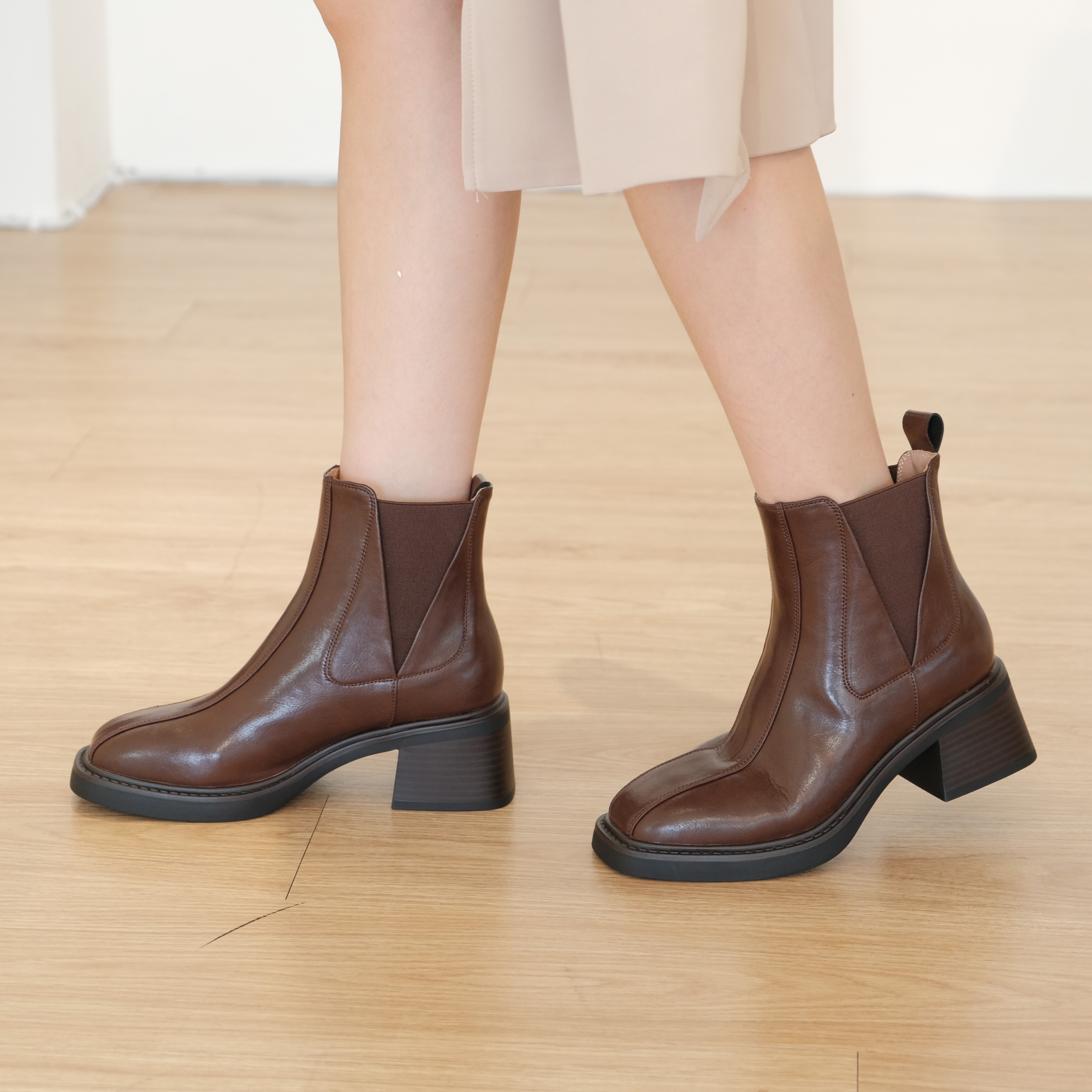 現貨 棕37 方頭車線V口短靴