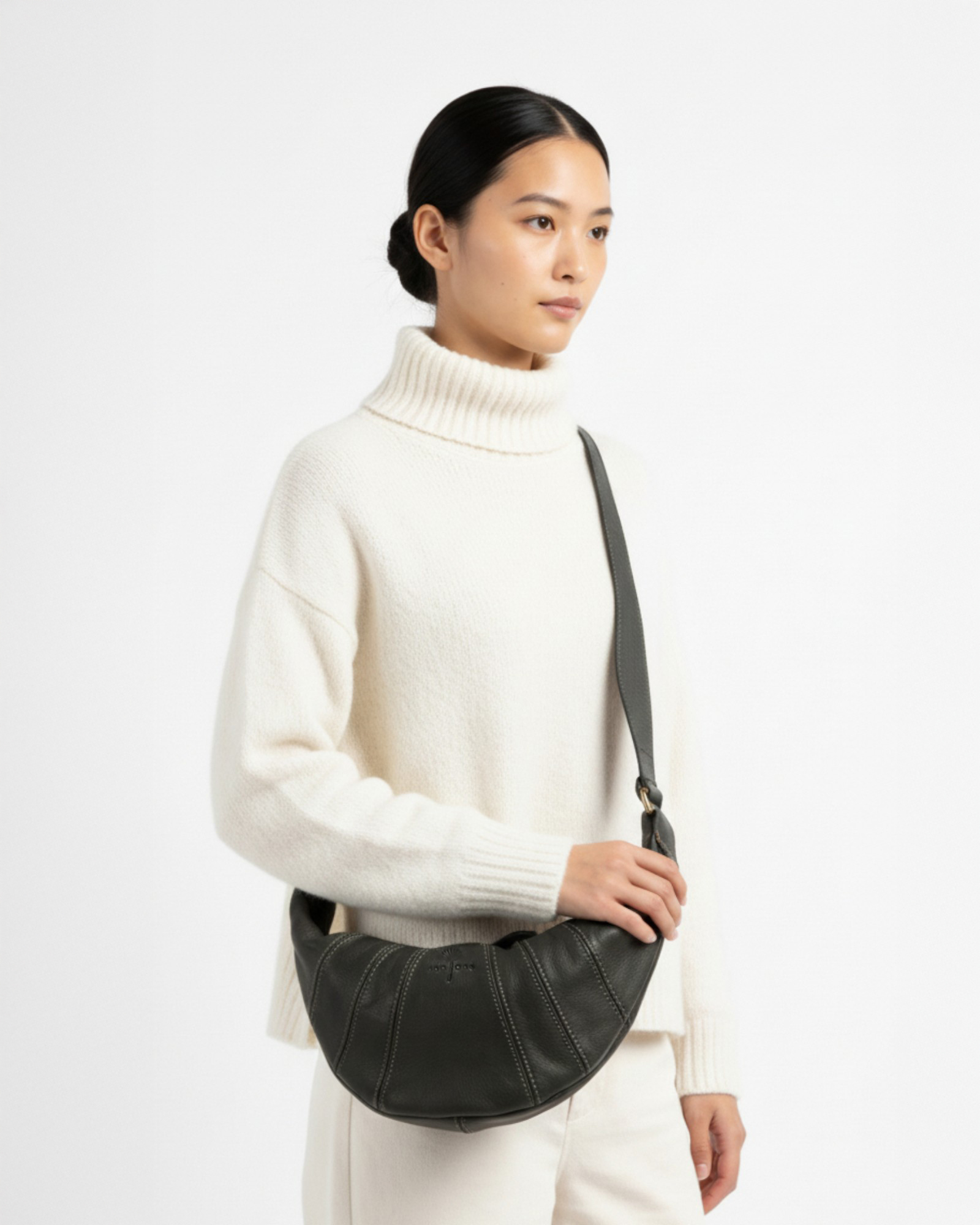 Ravioli 牛角麵包斜背包 黑色