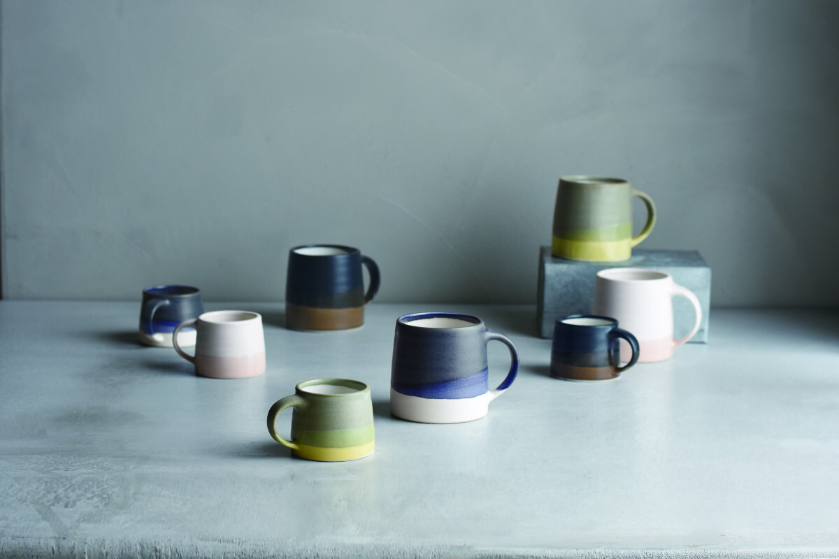 KINTO-SCS 漸層馬克杯，表面具有霧面紋理且帶些許光澤，大手柄設計使握感舒適度提升