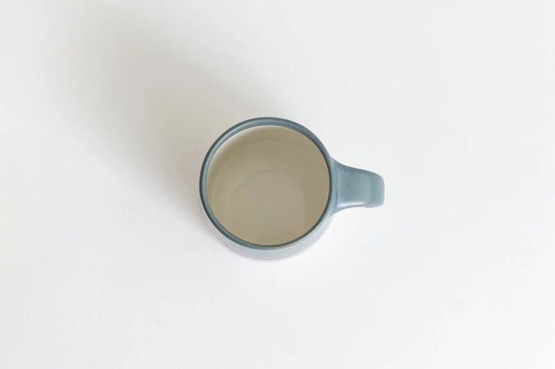 KINTO-SCS 漸層馬克杯，混合光澤和啞光紋理形成三種不同觸感，柔順杯形及釉彩賦予秋冬溫暖氛圍