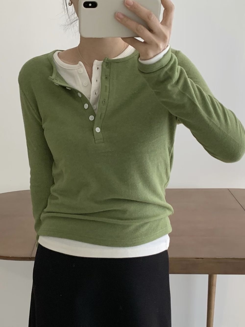 #228N694 軟糯慵懶感，圓領鈕扣上衣