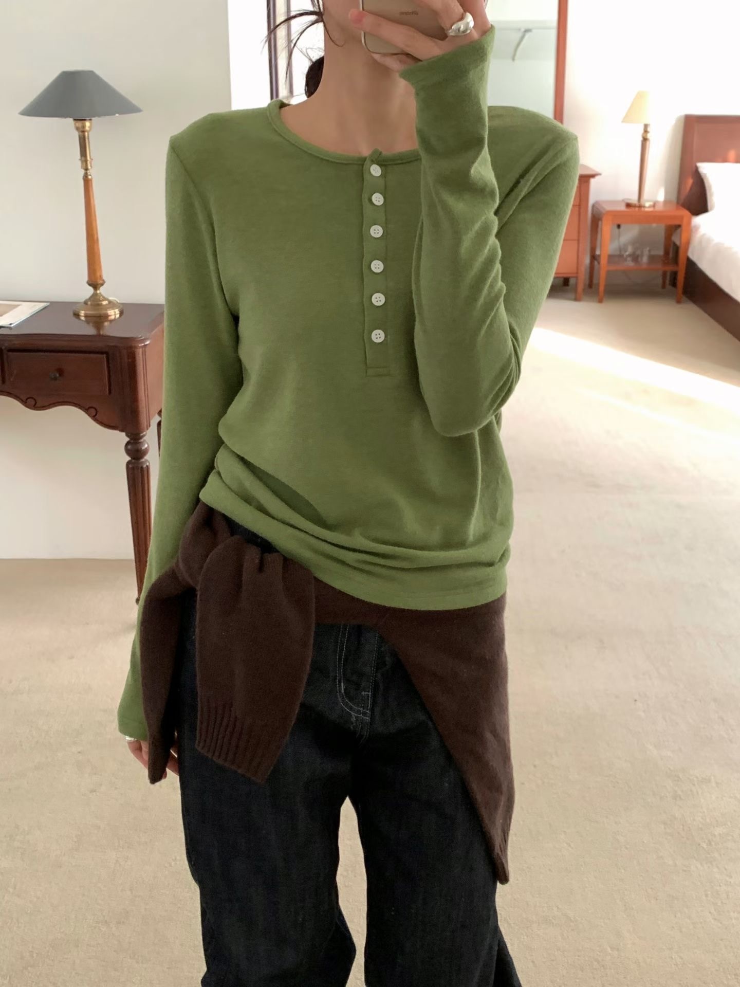 #228N694 軟糯慵懶感，圓領鈕扣上衣