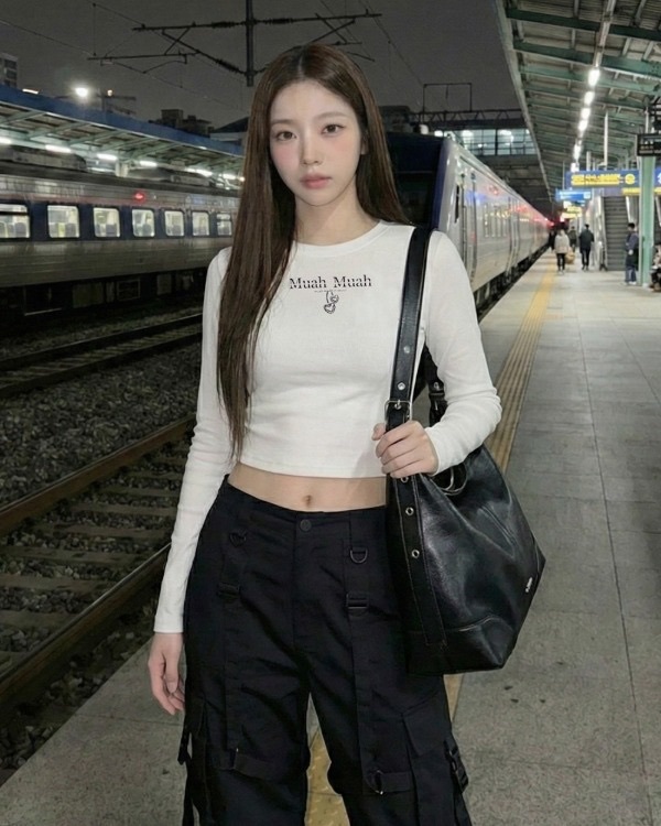 【限時優惠預訂】韓國MUAH MUAH HEART STRING RIBBON CROP T-SHIRT（2色）