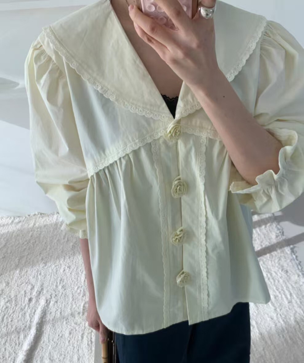 大領片玫瑰花排釦造型上衣罩衫 / 2色