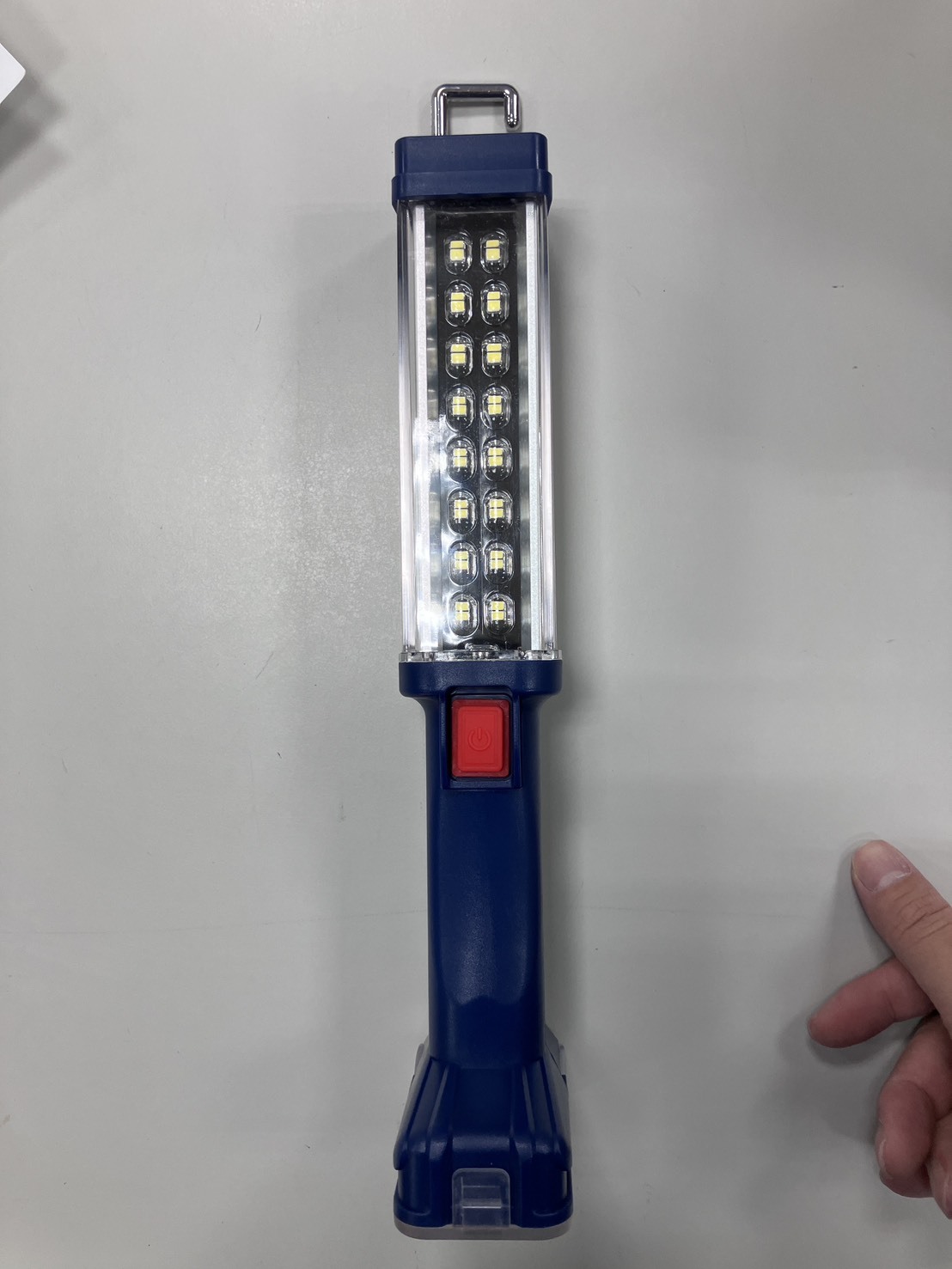 【年終出清】手持式 LED 照明燈 18650 電池 可充電 磁吸 掛勾 保固七天