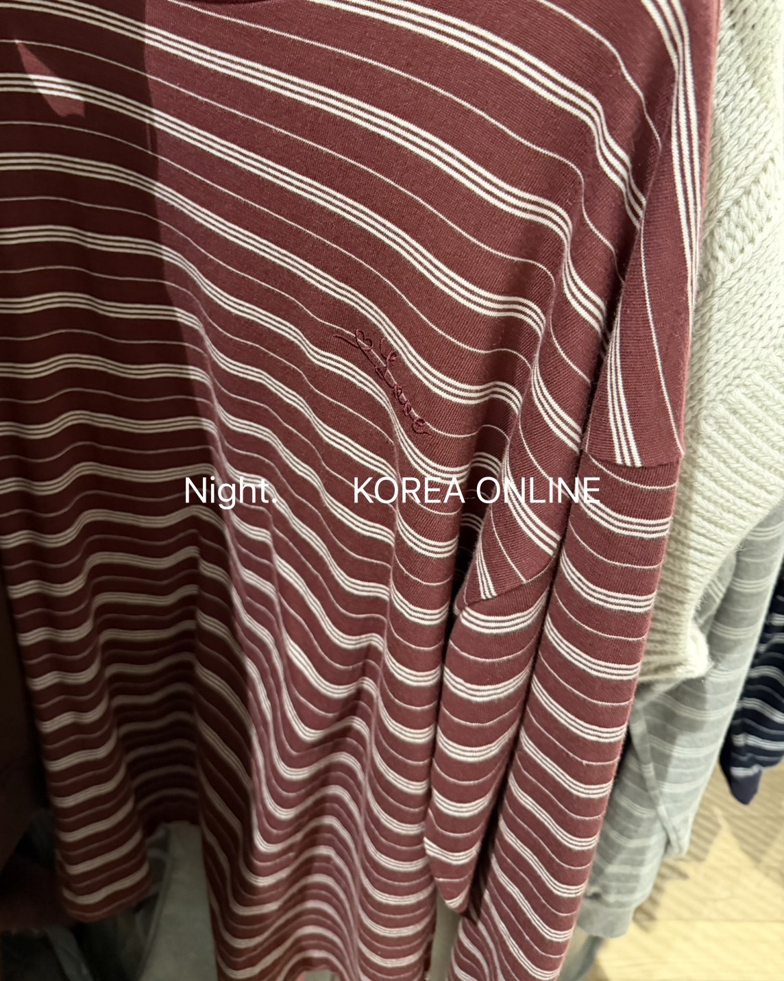 訂製今晚到貨/慵懶週末小刺繡英字條紋Ｔ(2色)