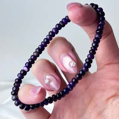 天然舒俱萊的紫色層次豐富，顏色會隨著礦物紋理而有深淺之分