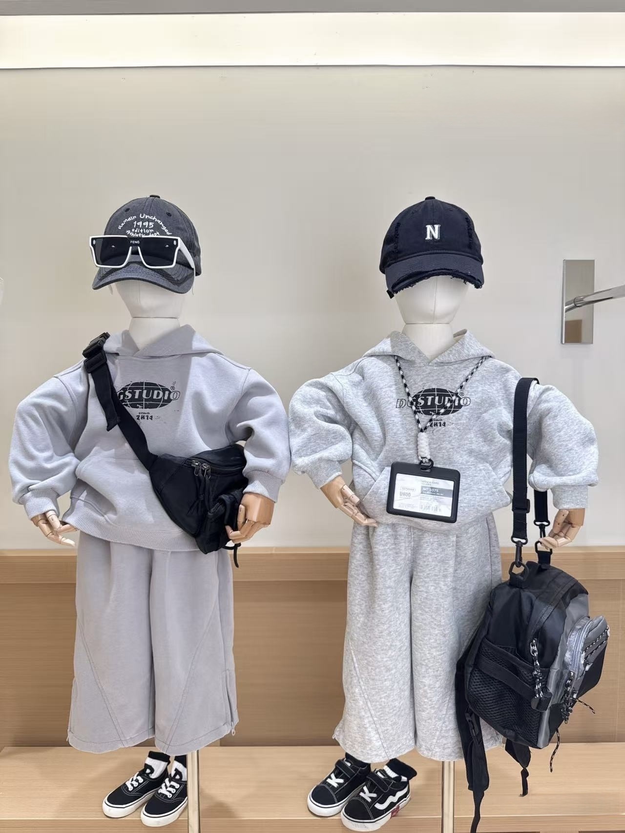 A04025字母連帽套裝