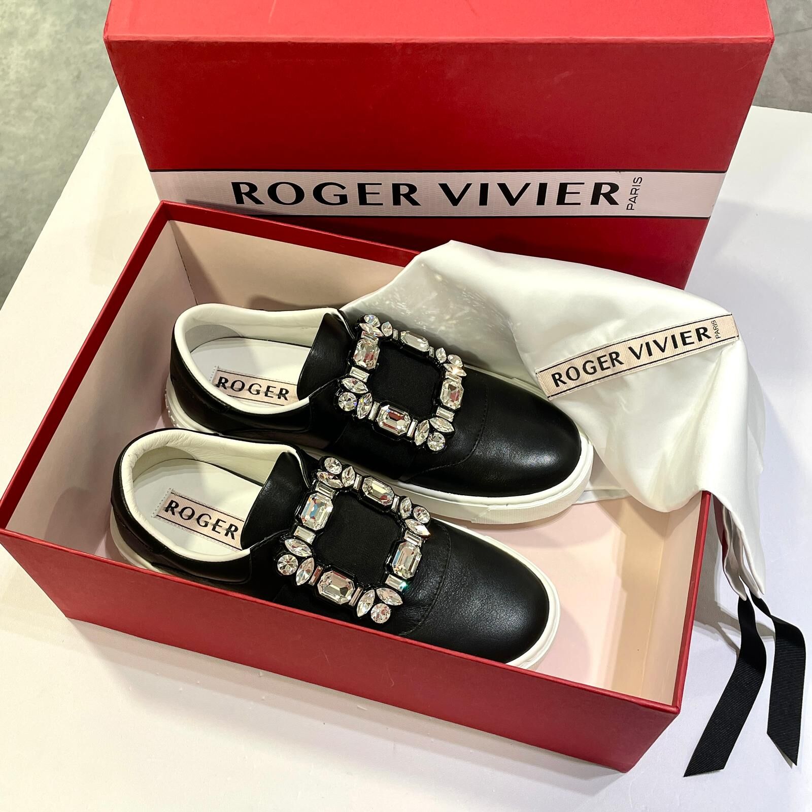 全新Roger Vivier Very Vivier embellished leather sneakers 37碼 RV運動鞋黑色方形水鑽扣 Hey Sis HK #BRAND NEW #香榭站正品