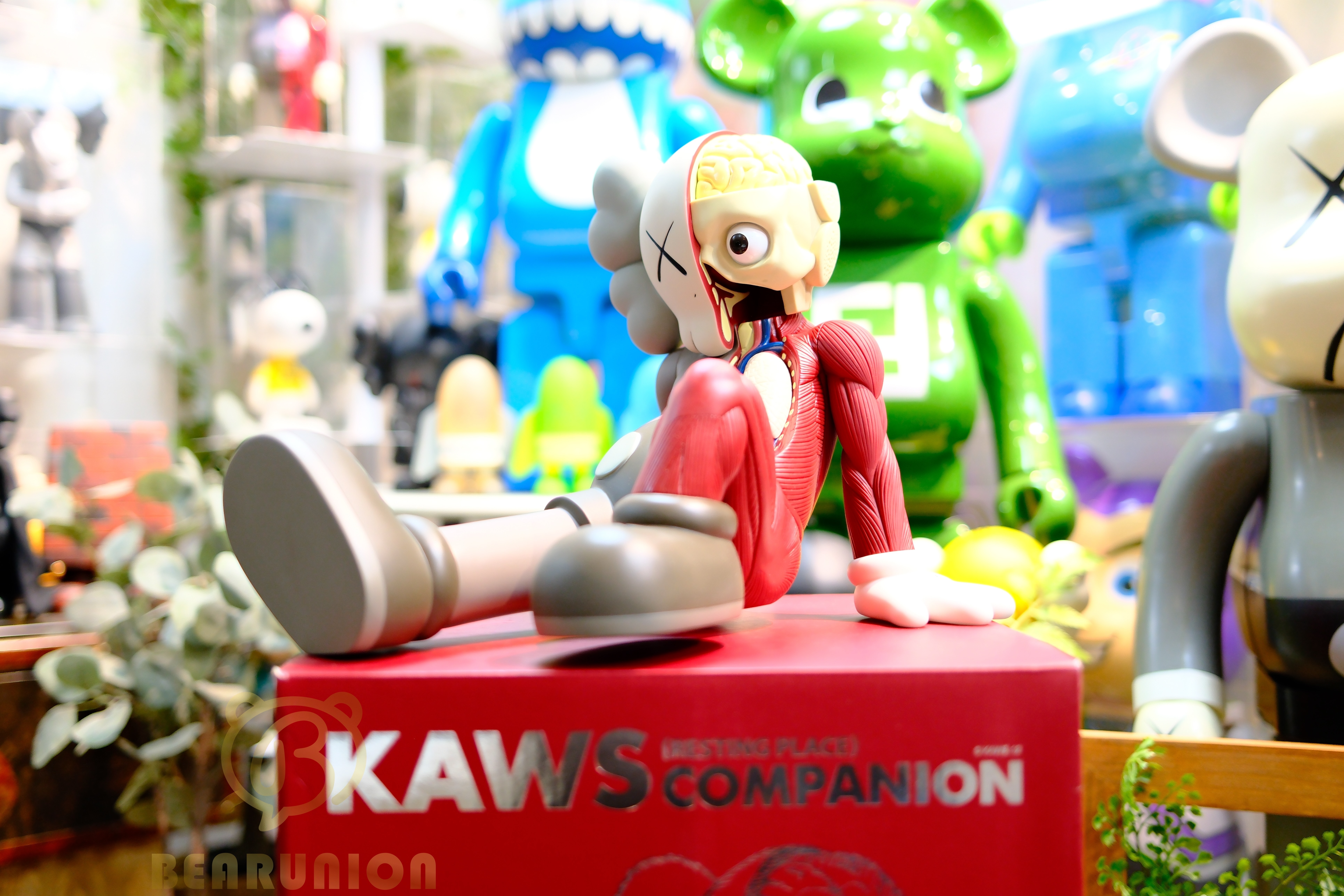 🥇現貨🥇KAWS Resting Place Vinyl Figure Red