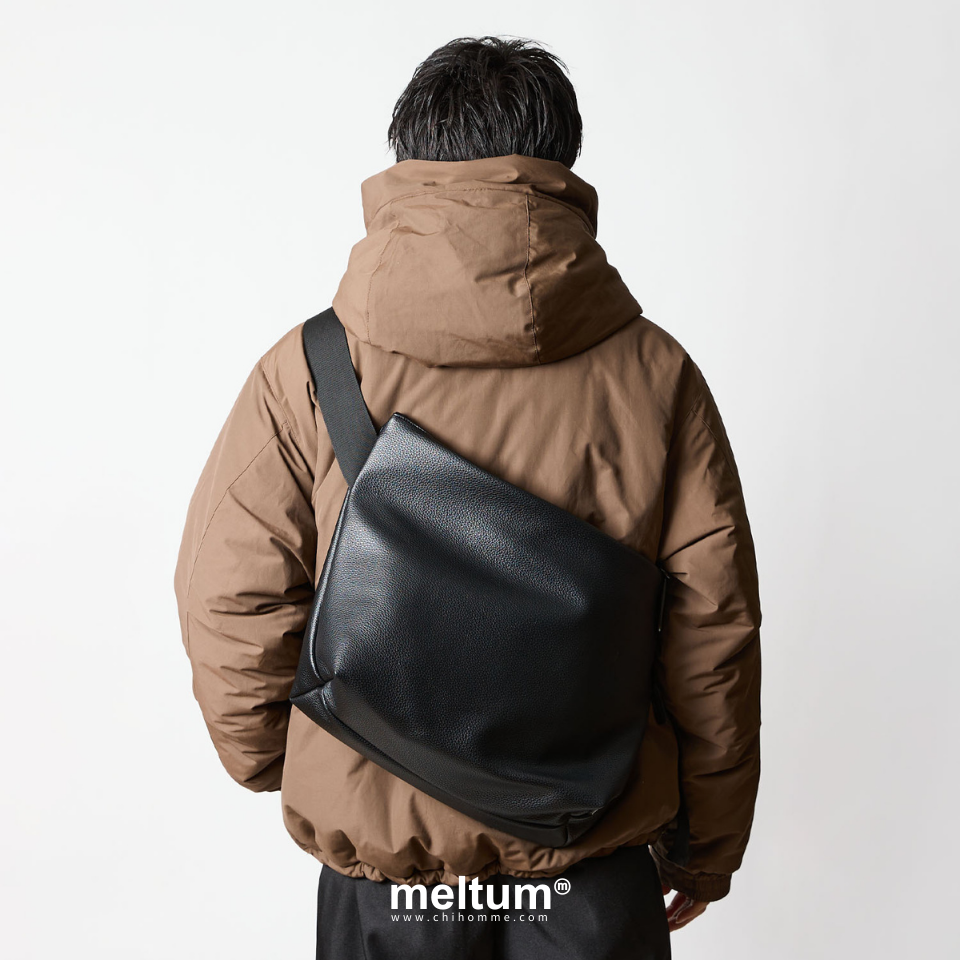 LEATHER MESSENGER BAG (M) 合成皮革郵差包