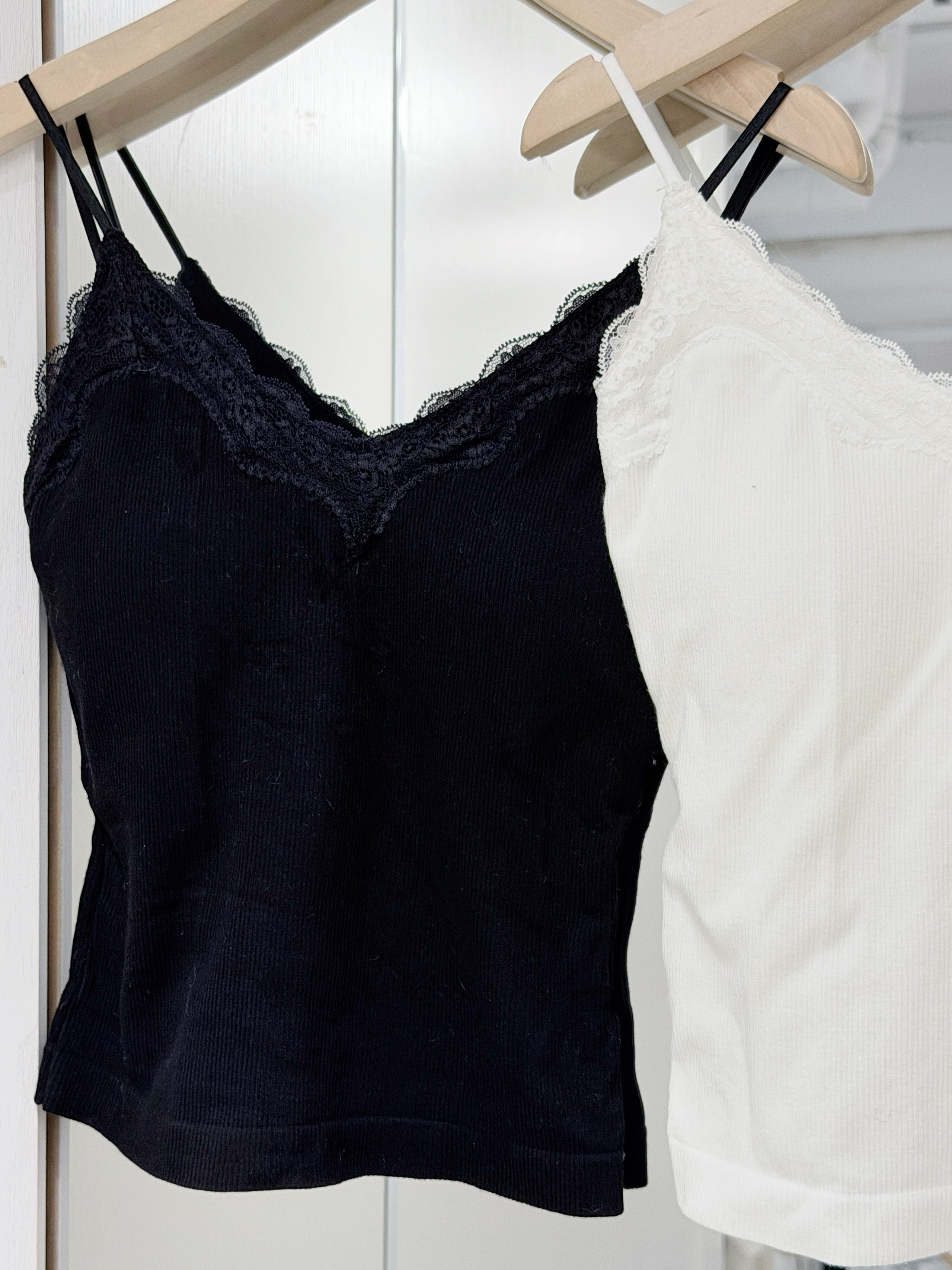 V0136｜可調節⭑.ᐟ 蕾絲邊暗直紋連PAD吊帶小背心