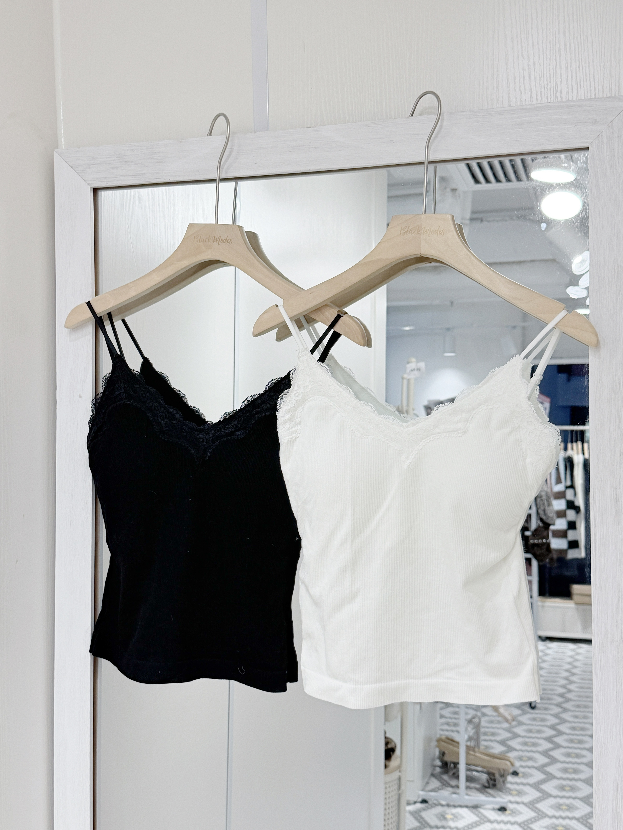 V0136｜可調節⭑.ᐟ 蕾絲邊暗直紋連PAD吊帶小背心