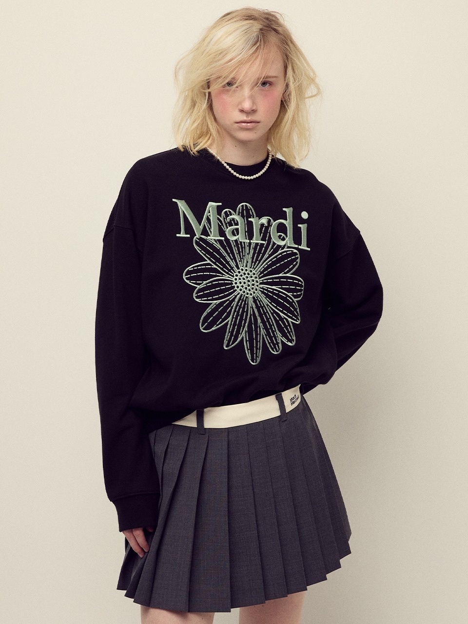 ［Mardi] SWEATSHIRT FLOWERMARDI NEEDLEWORK_BLACK MINT 刺繡花花大學T