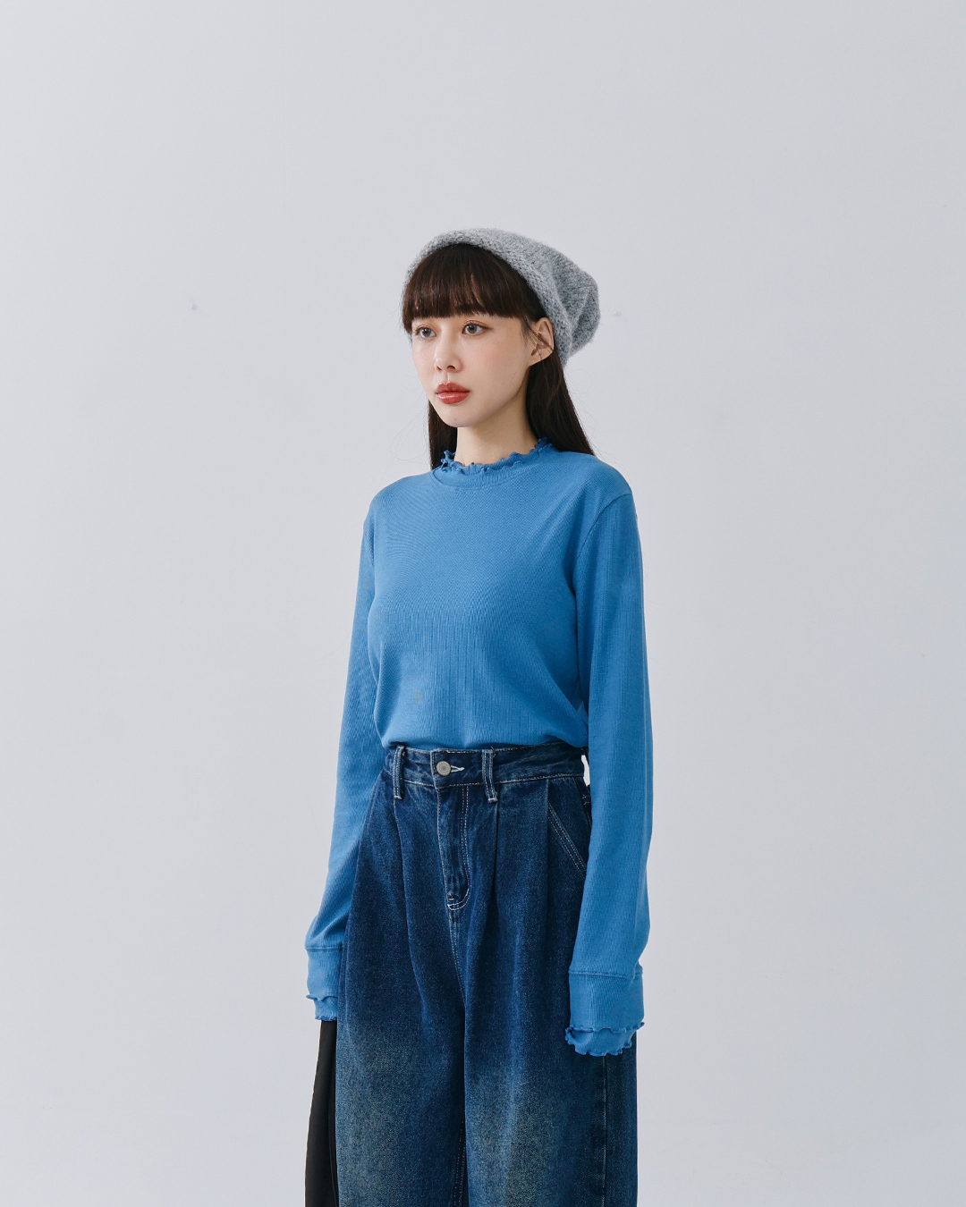 Double-layered ribbed turtleneck top with ruffled trim, available in six colors.【01099153】in stock+pre-order