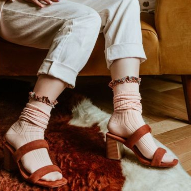 (預購) COLLEGIEN 碎花荷葉邊高筒襪 Elisabeth - 331 Vieux Rose 復古粉