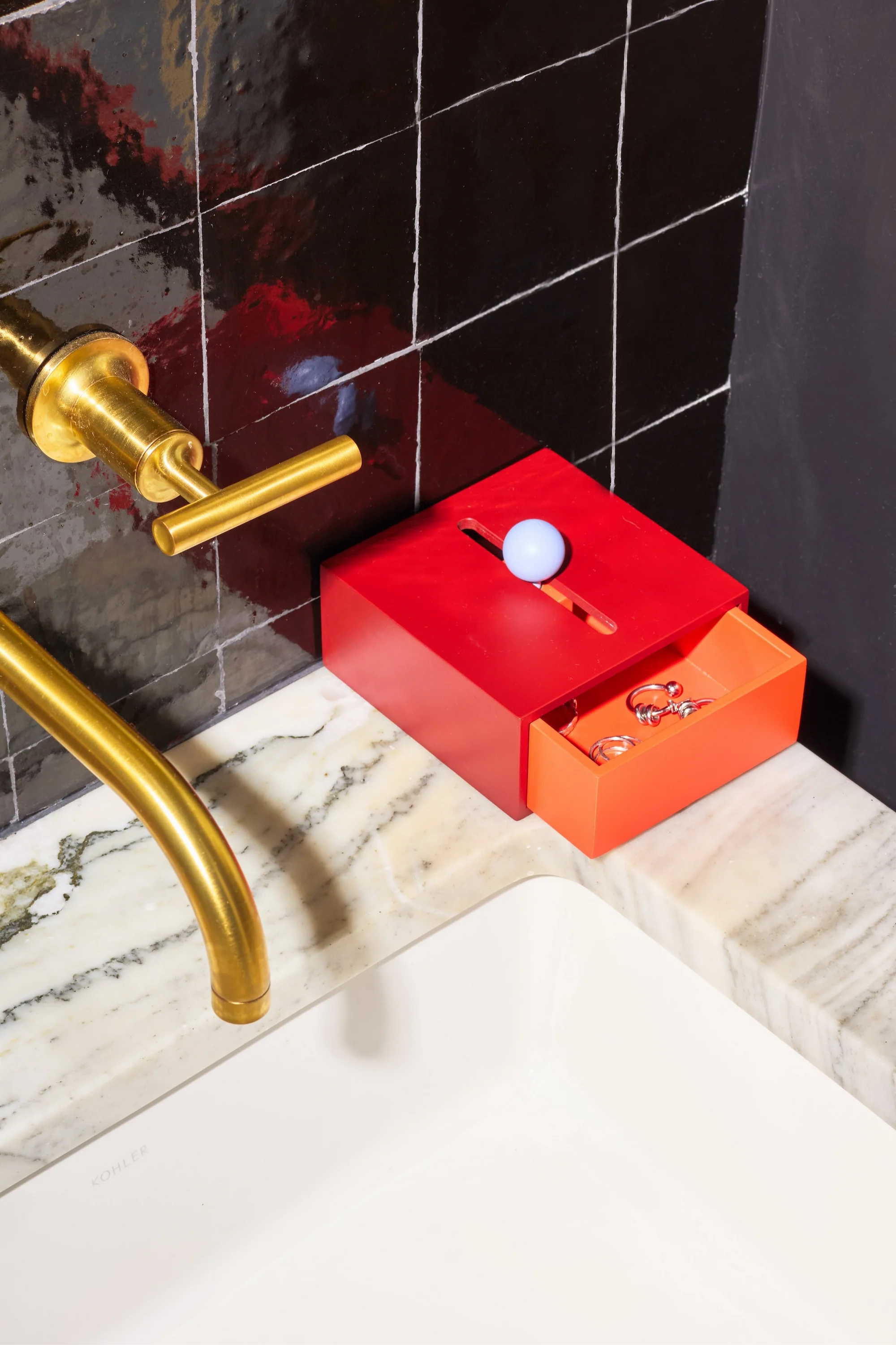 Kenyon Yeh-Cache Box-收納盒,上方的旋鈕單手就能輕鬆開合抽屜,既美觀又實用