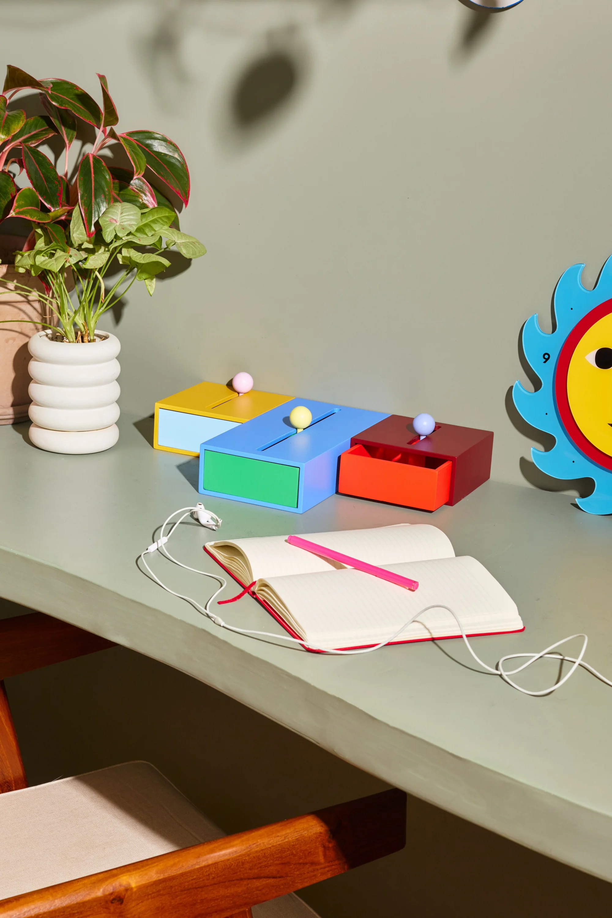 Cache Box-收納盒，可以從上方開口投入小物，也能拉著把手開啟抽屜，優雅藏起生活碎片。