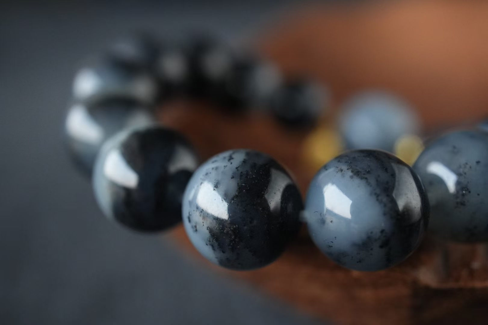 118433 和田玉青花籽料圓珠手串 (12mm直徑)