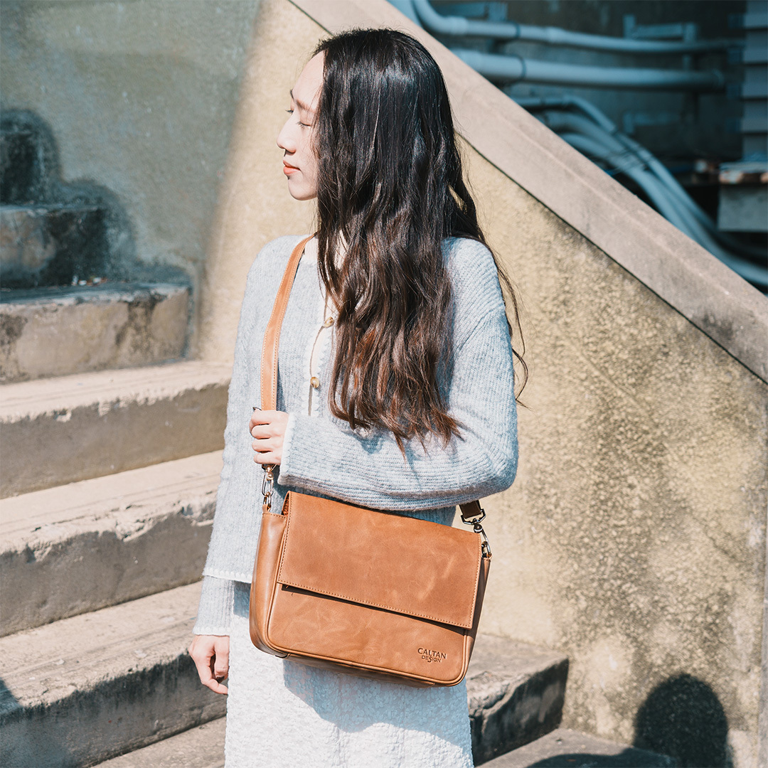 隨行掀蓋真皮斜背流浪包-兩色(5562)