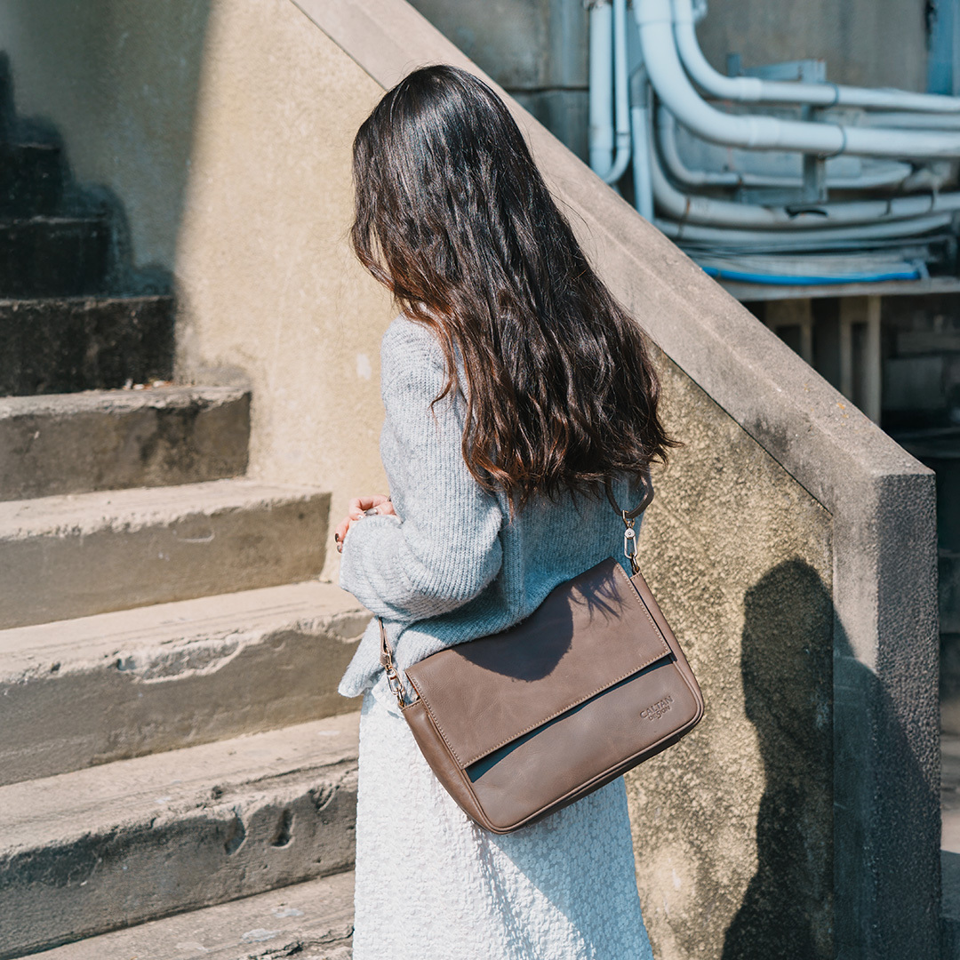 隨行掀蓋真皮斜背流浪包-兩色(5562)